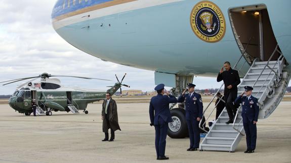 Barack Obama baja del Air force One tras su aterrizaje en la Base Aérea Andrews.