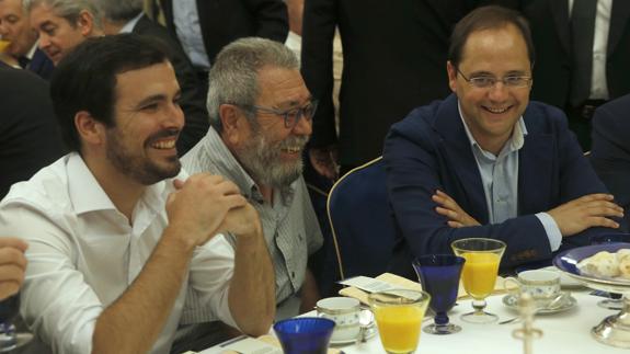 Alberto Garzón (i), el exsecretario general de UGT, Cándido Méndez (c), y el secretario de Organización del PSOE, César Luena.