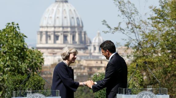 El primer ministro italiano, Matteo Renzi, estrecha la mano de a primera ministra británica, Theresa May, durante una rueda de prensa en Roma.
