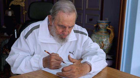 Fidel Castro, votando durante las elecciones locales cubanas en abril de 2015. 
