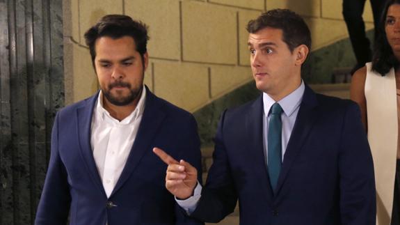 Albert Rivera (2i), junto al secretario de Comunicación, Fernando de Páramo.