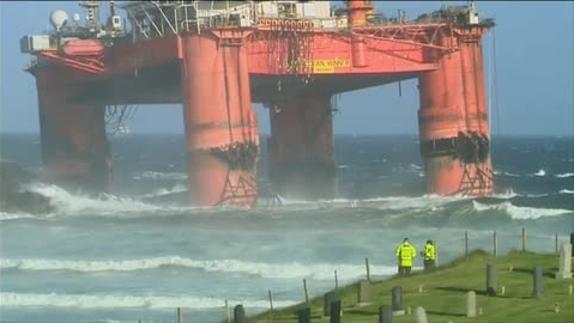 Imagen de la plataforma petrolífera encallada en la costa.