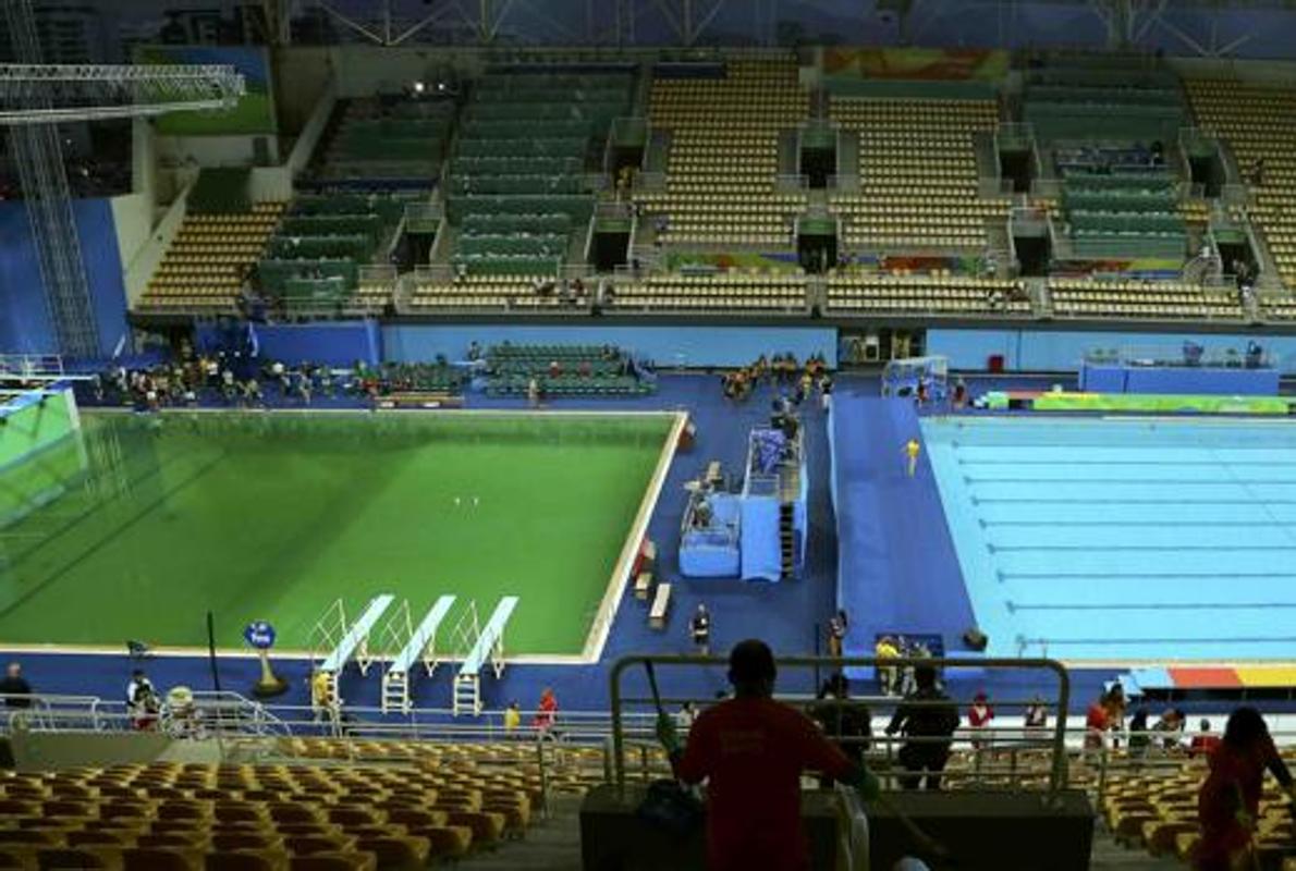 La razón del extraño color verdoso de la piscina de saltos