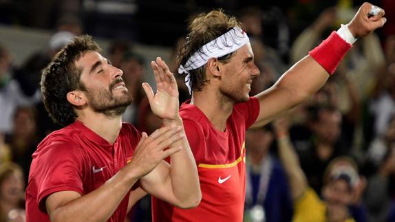 Marc López (i) y Rafa Nadal (d) celebran su triunfo en el dobles. 