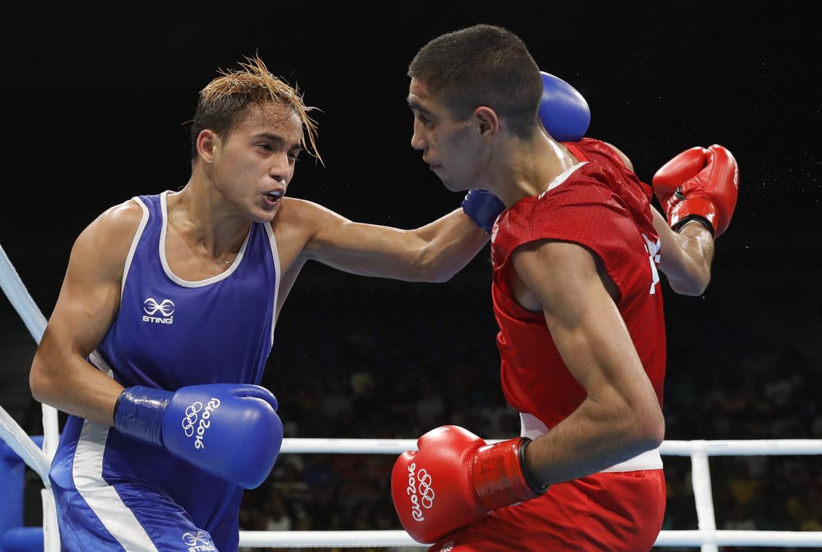 Muhammad Ali, de rojo, en su combate con el venezolano Yoel Finol 