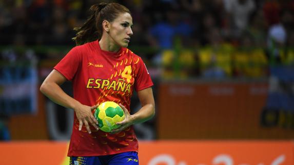 Carmen Martín sostiene la pelota. 