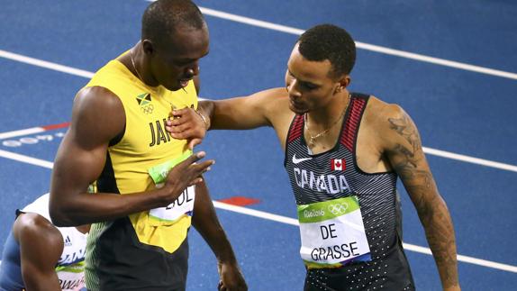 De Grasse (d) habla con Bolt. 