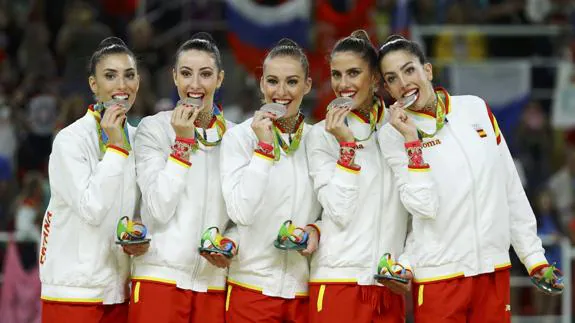 El equipo español de gimnasia rítmica posa con la medalla de plata. 
