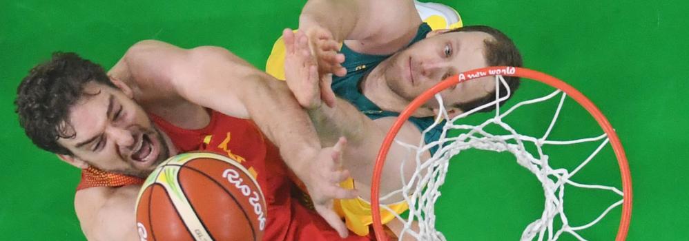 Sergio Rodríguez protege el balón ante Anderssen. 