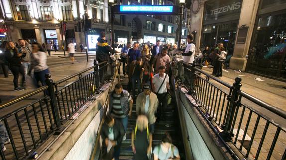 Viajeros del metro de Londres el fin de semana en su servicio nocturno.