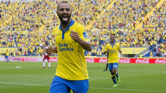 Nabil El Zhar celebra uno de los goles de Las Palmas. 