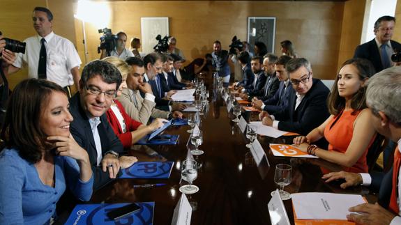 Los equipos negociadores del PP y de Ciudadanos, en el Congreso este domingo. 