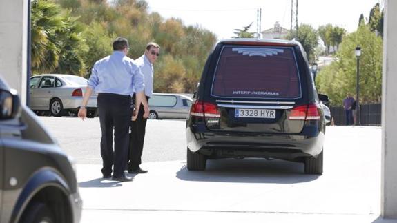 Coche fúnebre con los restos mortales de Ana Huete.