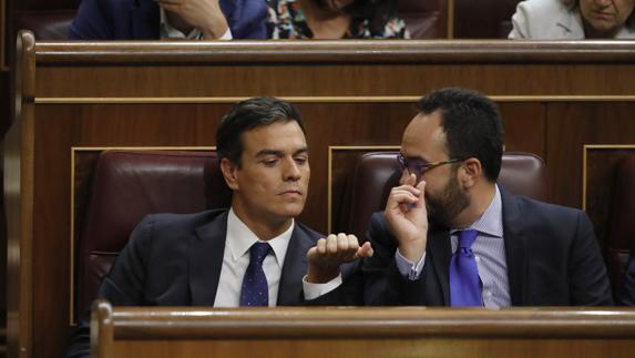 El secretario general del PSOE, Pedro Sánchez, en su escaó junto al diputado Antonio Hernando. 