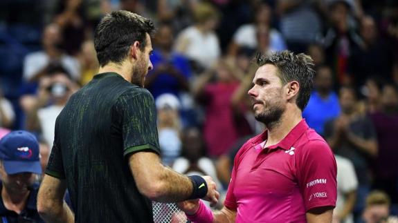 Del Potro (i) y Wawrinka se saludan tras su partido de cuartos en el US Open. 