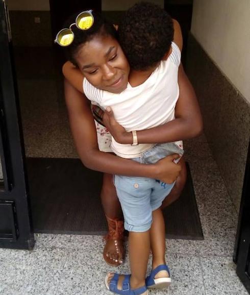 María José Abeng Ayang abraza al pequeño Juan.