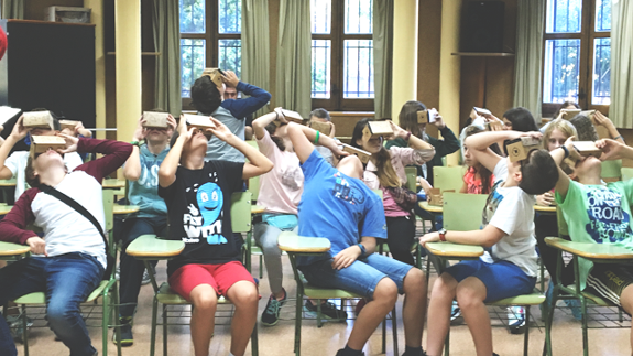 Niños de 1º de la E.S.O del I.E.S Cervantes en Madrid en su primera experiencia con Google Expeditions.