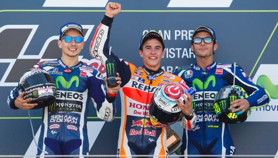 Lorenzo (i), Márquez (c) y Rossi, en el podio de Mortorland. 