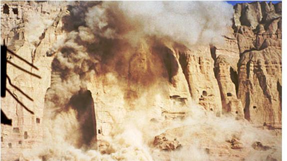 En marzo de 2001 los talibanes destruyeron los dos budas gigantes de Bamiyan. 