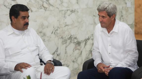 El presidente de Venezuela, Nicolás Maduro, y el secretario de Estado de EE UU, John Kerry.