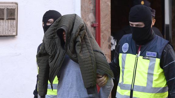 Dos policías trasladan al yihadista detenido en Valladolid.