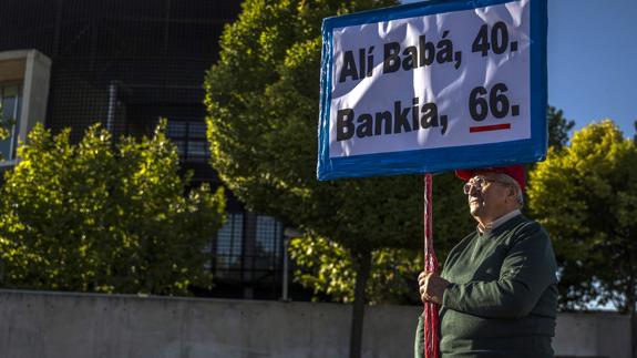 Un hombre protesta por el caso de las tarjetas black.