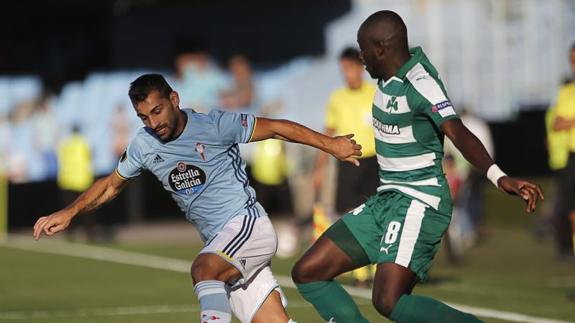 El céltico Jonny pugna con el francés Coulibaly. 