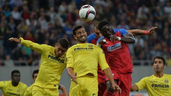 Musacchio y Sulley pelean por un balón aéreo. 