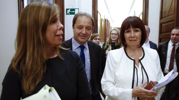 La diputada del PP Alicia Sánchez-Camacho (i), la vicepresidenta segunda, Micaela Navarro (PSOE), y el secretario segundo, Juan Luis Gordo (PSOE), a su llegada hoy a la reunión de la Mesa de la Cámara. 