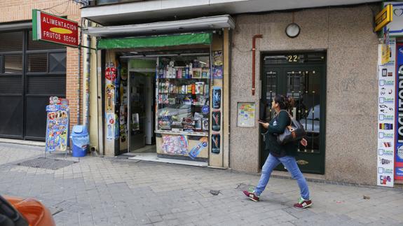 El comercio chino que regentan los padres de la niña secuestrada en la calle Luis Ruiz.