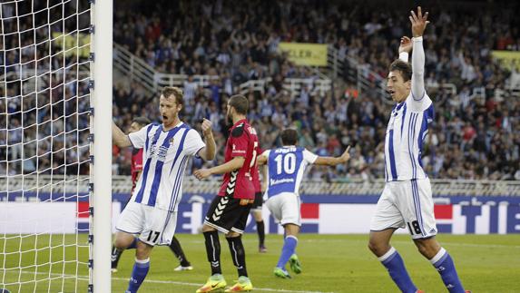 Los futbolistas de la Real celebran un gol. 