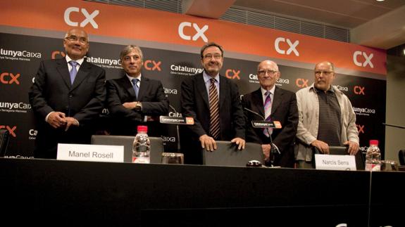 Adolf Todó (i) y Narcís Serra (c), en la presentación de Catalunya Caixa en 2010.