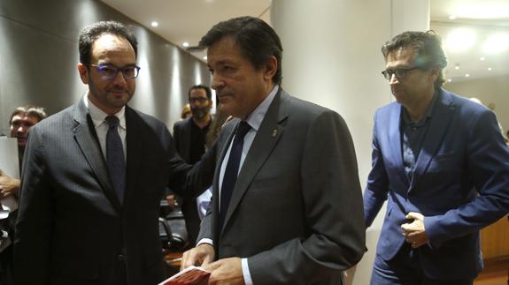 El presidente de la gestora del PSOE, Javier Fernández (c), junto al portavoz socialista en el Congreso, Antonio Hernando (i).