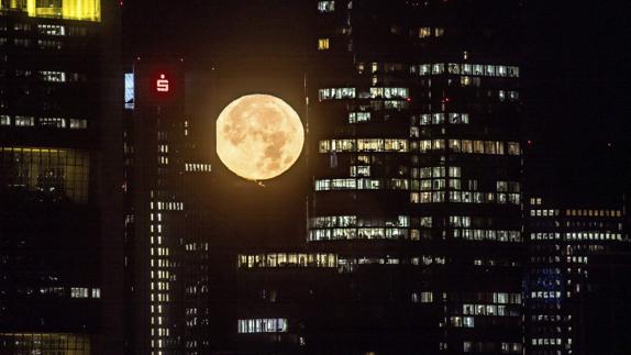 La 'Superluna' ilumina el cielo sobre Frankfurt (Alemania).