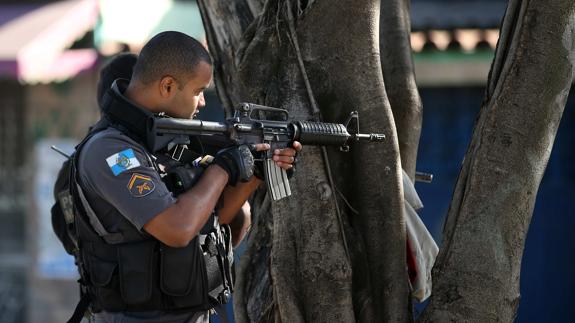 Un agente de la Policía Militar brasileña patrulla en la favela Ciudad de Dios, en Río.