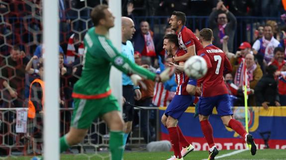 Saúl celebra el gol ant el Bayern. 