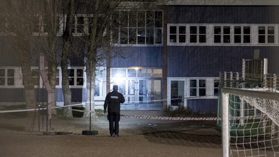 Un policía inspecciona el sitio de crimen delante de la escuela Wilds Minne en Kristiansand, Noruega.