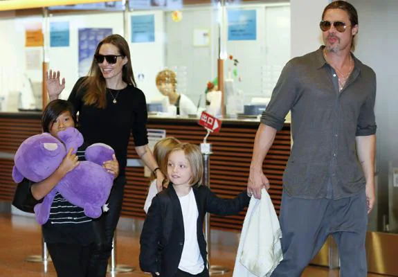 Brad Pitt y Angelina Jolie con tres de sus seis hijos.