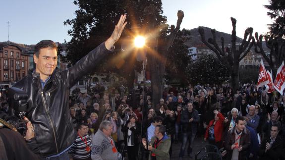 El ex secretario general socialista Pedro Sánchez, durante su encuentro con militantes en Asturias.