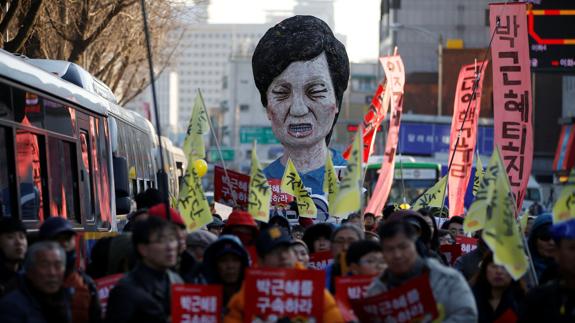 Varios manifestantes por las calles de Seúl.