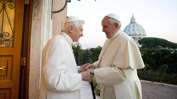 El Papa en su visita de  Navidad hace tres años a Benedicto.