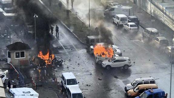 Imagen de varios vehículos envueltos en llamas después de que explotara un coche bomba frente al Palacio de Justicia de Esmirna.