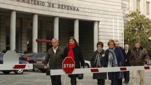 Los familiares de las víctimas tras su reunión con Cospedal.