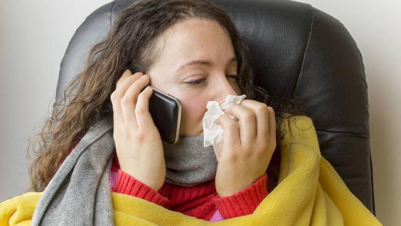 Las personas con gripe deben permanecer en su domicilio mientras dure la enfermedad.  
