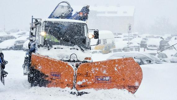 Una máquina quitanieves retira la nieve acumulada en la estación de Baqueira. 