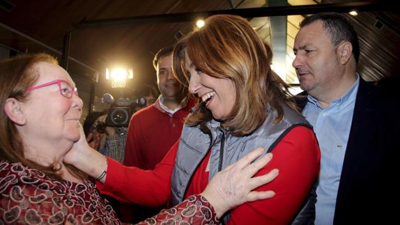 Susana Díaz saluda a una simpatizante.