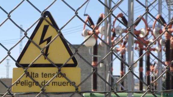 Cartel de advertencia en una central eléctrica.