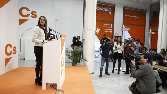 La nueva portavoz de Ciudadanos, Inés Arrimadas (i), durante la rueda de prensa. 