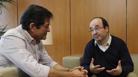 El presidente de la gestora del PSOE, Javier Fernández (i), y el primer secretario del PSC, Miquel Iceta.