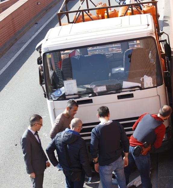 Los Mossos d'Esquadra detienen al conductor de un camión de butano que sembró el pánico en Barcelona.